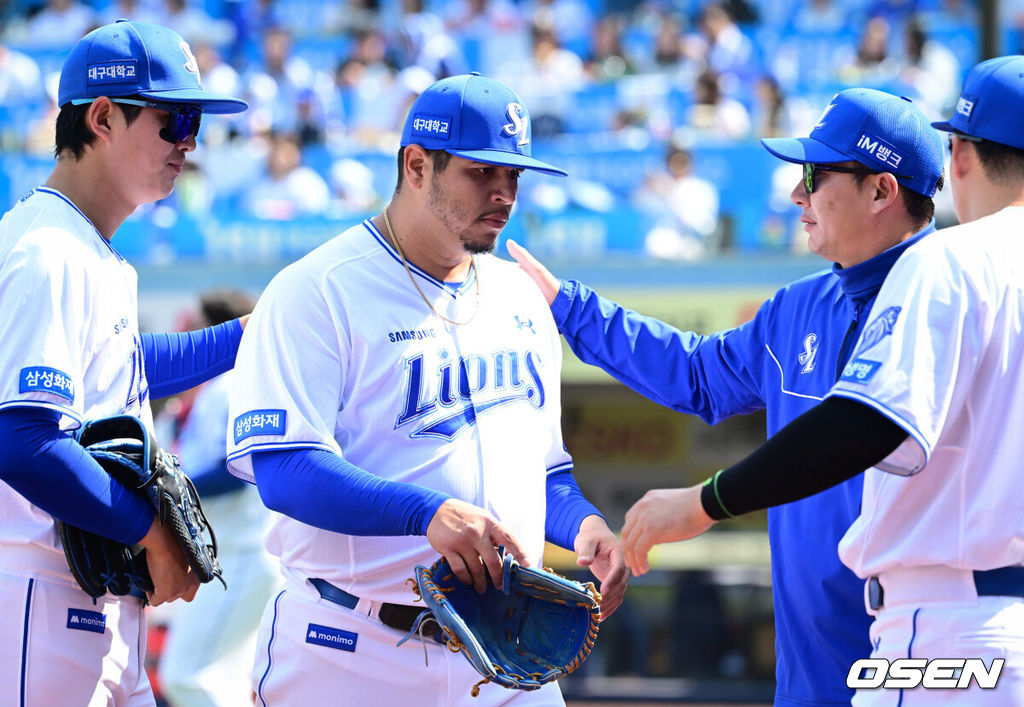 28일 대구삼성라이온즈파크에서 ‘2026 신한 SOL KBO 리그’ 삼성 라이온즈와 롯데 자이언츠의 개막전이 열렸다.개막전 선발 투수로 삼성은 후라도를 롯데는 로드리게스를 내세웠다.2회초 2사 1,3루 위기에서 롯데 손호영을 땅볼로 돌려세운 삼성 후라도가 더그아웃으로 향하고 있다. 2026.03.28 /cej@osen.co.kr
