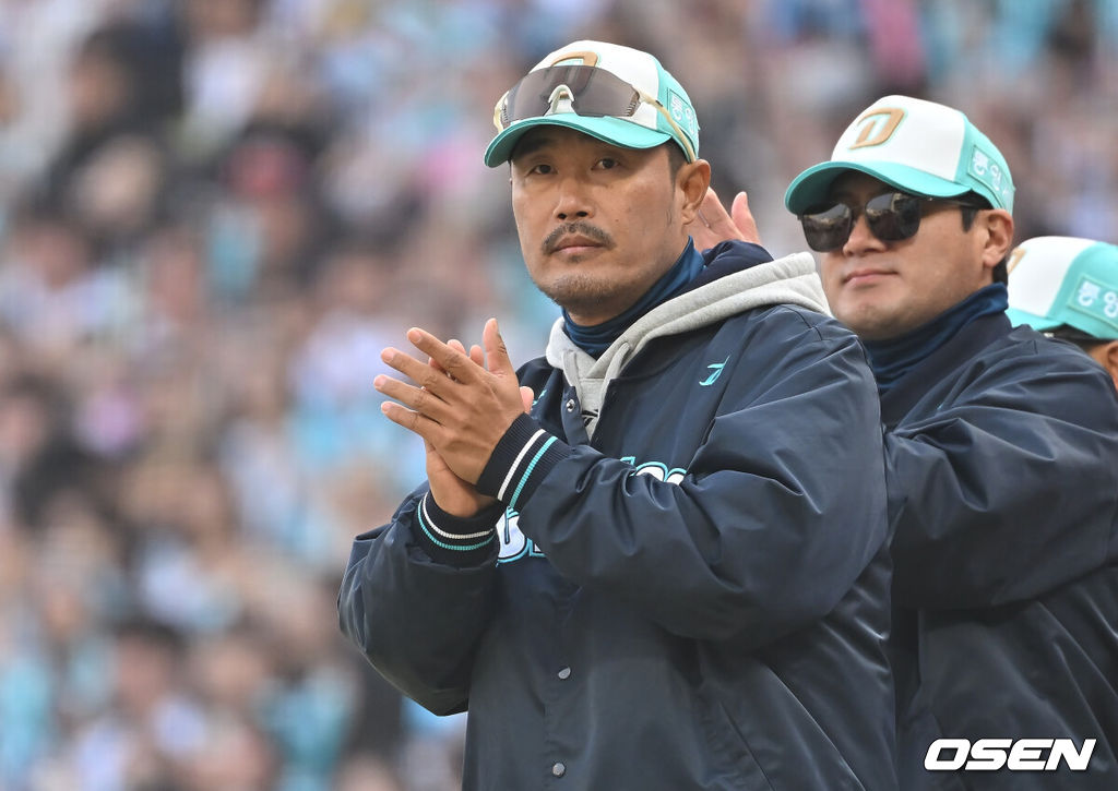 28일 창원NC파크에서 2026 신한 SOL KBO 리그 NC 다이노스와 두산 베어스의 경기가 열렸다. 홈팀 NC는 구창모가, 방문팀 두산은 플렉센이 선발 출전했다. NC 다이노스 이호준 감독이 6-0으로 승리한 후 축하 박수를 치고 있다. 2026.03.28 / foto0307@osen.co.kr