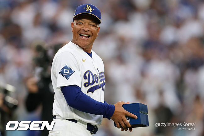 [사진] LA 다저스 데이브 로버츠 감독이 우승 반지 수여식에서 활짝 웃고 있다. ⓒGettyimages(무단전재 및 재배포 금지)