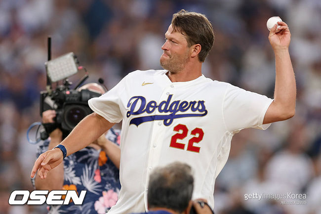 [사진] 클레이튼 커쇼가 시구를 하고 있다. ⓒGettyimages(무단전재 및 재배포 금지)