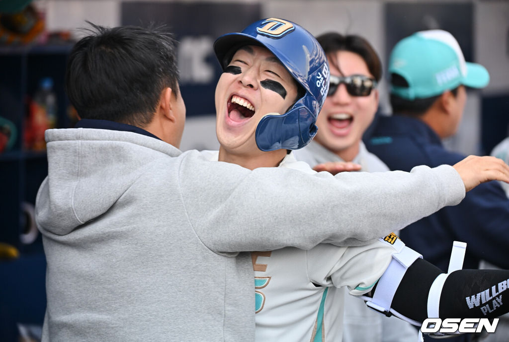 28일 창원NC파크에서 2026 신한 SOL KBO 리그 NC 다이노스와 두산 베어스의 경기가 열렸다. 홈팀 NC는 구창모가, 방문팀 두산은 플렉센이 선발 출전했다. NC 다이노스 박건우가 3회말 1사 1,2루 좌월 3점 홈런을 치고 기쁨을 나누고 있다. 2026.03.28 / foto0307@osen.co.kr