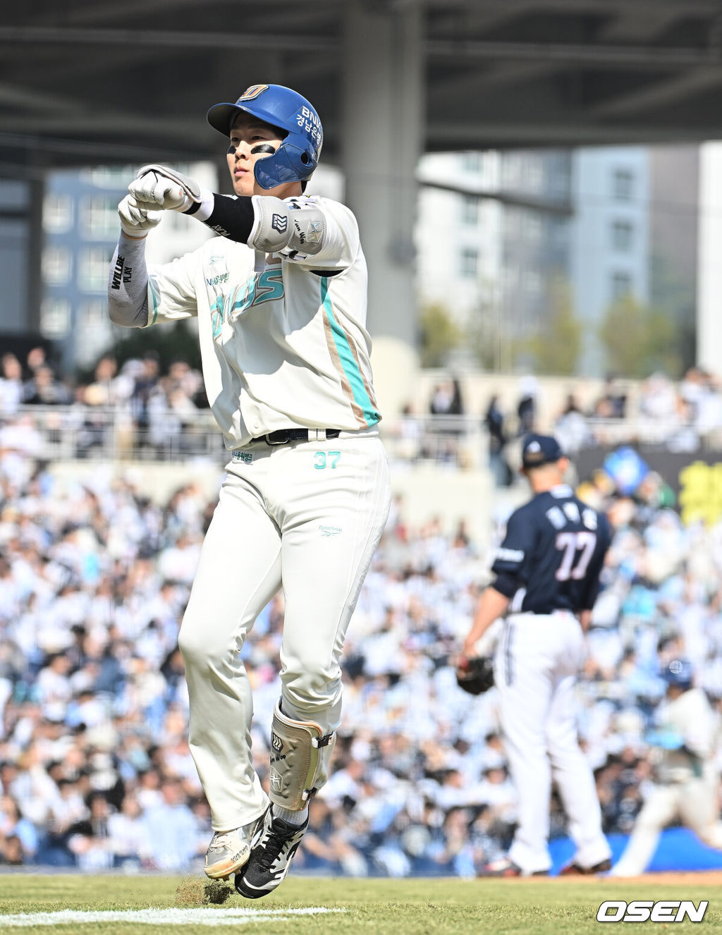 28일 창원NC파크에서 2026 신한 SOL KBO 리그 NC 다이노스와 두산 베어스의 경기가 열렸다. 홈팀 NC는 구창모가, 방문팀 두산은 플렉센이 선발 출전했다. NC 다이노스 박건우가 3회말 1사 1,2루 좌월 3점 홈런을 치고 세리머니를 하고 있다. 2026.03.28 / foto0307@osen.co.kr