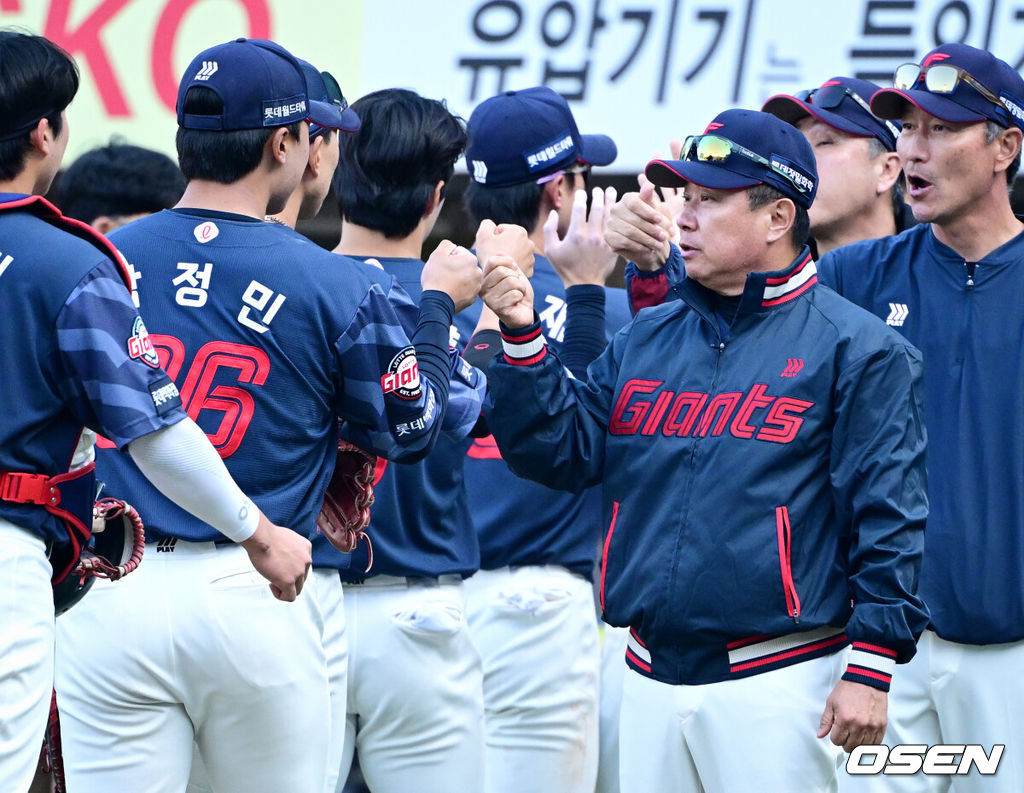 시범경기 1위를 차지한 프로야구 롯데 자이언츠가 정규 시즌 개막전을 승리로 장식하며 기분좋게 출발했다.롯데는 28일 대구삼성라이온즈파크에서 열린 삼성 라이온즈와의 원정 경기에서 6-3으로 이겼다. 롯데 김태형 감독이 박정민과 승리를 기뻐하고 있다. 2026.03.28 /cej@osen.co.kr
