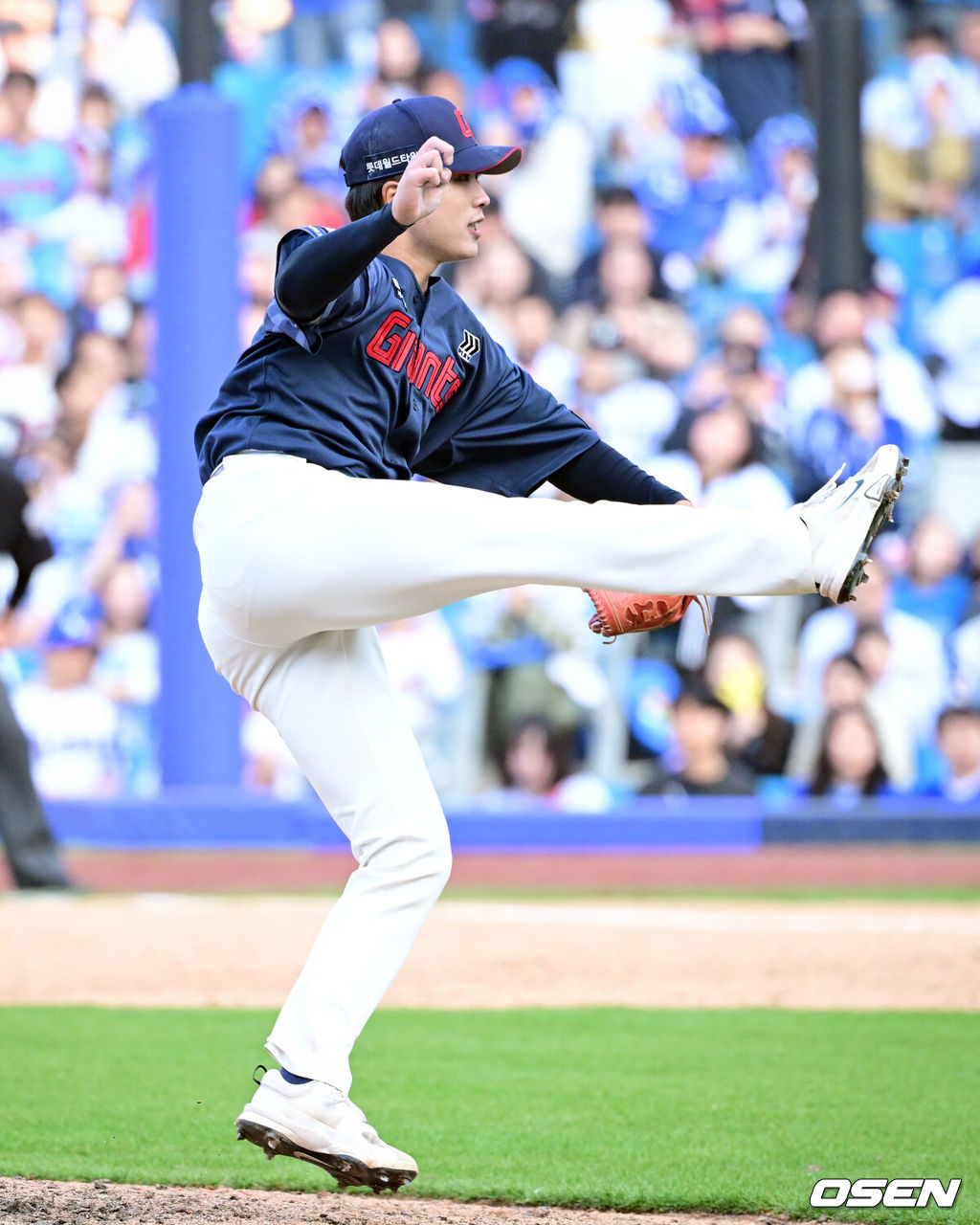 시범경기 1위를 차지한 프로야구 롯데 자이언츠가 정규 시즌 개막전을 승리로 장식하며 기분좋게 출발했다.롯데는 28일 대구삼성라이온즈파크에서 열린 삼성 라이온즈와의 원정 경기에서 6-3으로 이겼다. 9회말 2사 만루에서 롯데 박정민이 역투하고 있다. 2026.03.28 /cej@osen.co.kr