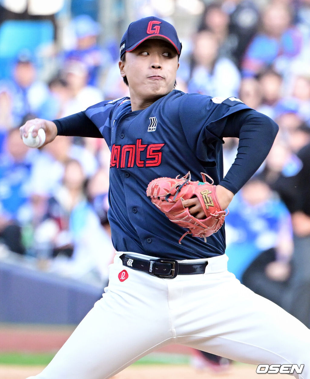 시범경기 1위를 차지한 프로야구 롯데 자이언츠가 정규 시즌 개막전을 승리로 장식하며 기분좋게 출발했다.롯데는 28일 대구삼성라이온즈파크에서 열린 삼성 라이온즈와의 원정 경기에서 6-3으로 이겼다. 9회말 2사 만루에서 롯데 박정민이 역투하고 있다. 2026.03.28 /cej@osen.co.kr