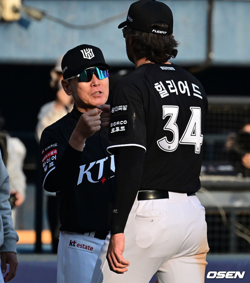 프로야구 KT 위즈가 우승팀 LG 트윈스를 꺾고 개막전 승리를 거뒀다. KT는 28일 서울 잠실구장에서 열린 2026 KBO리그 개막전 LG와 경기에서 장단 18안타를 폭발시키며 11-7로 승리했다. KT는 역대 6번째 개막전 선발 전원 안타 진기록을 세웠다.KT 신인 이강민은 3안타를 때려, 고졸 신인 개막전 최다 안타 타이 기록을 세웠다. 김현수는 개막전 통산 최다 안타 타이(20개)에 성공했다. KT 선발 맷 사우어는 5이닝 동안 5피안타(1피홈런) 5볼넷 1탈삼진 3실점으로 첫 승을 기록했다. 경기를 마치고 KT 이강철 감독이 힐리어드와 승리 하이파이브를 하고 있다. 2026.03.28 / jpnews@osen.co.kr