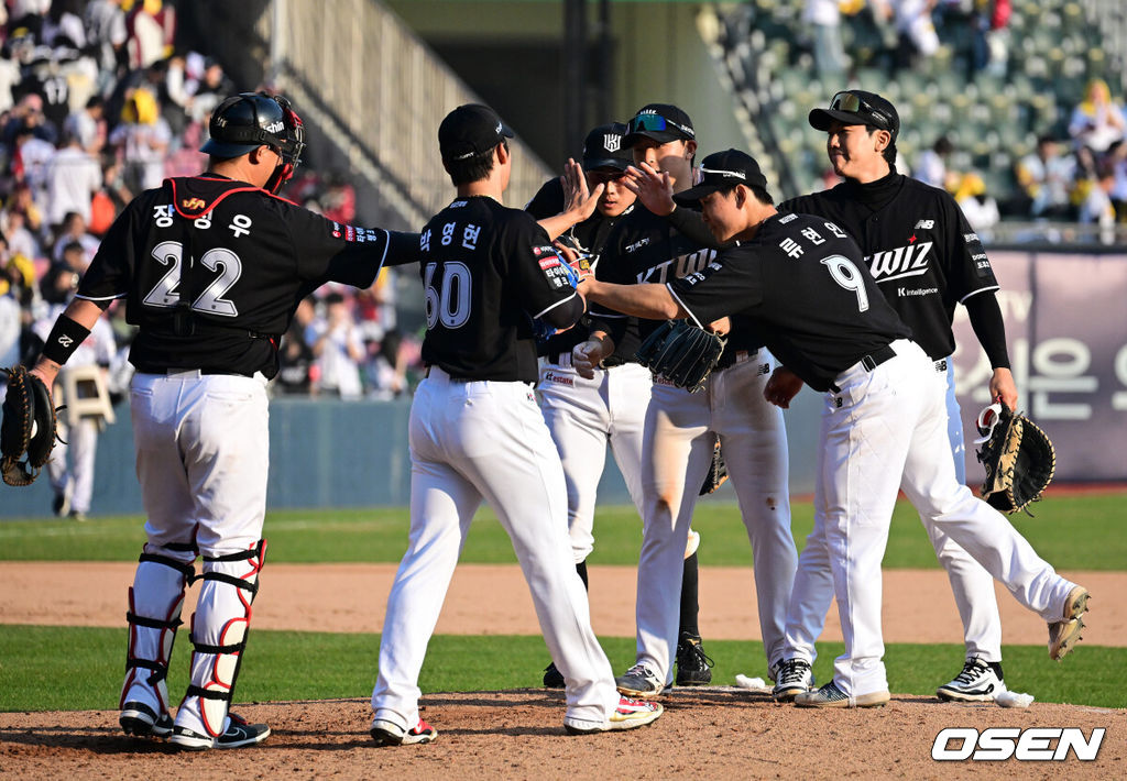 프로야구 KT 위즈가 우승팀 LG 트윈스를 꺾고 개막전 승리를 거뒀다. KT는 28일 서울 잠실구장에서 열린 2026 KBO리그 개막전 LG와 경기에서 장단 18안타를 폭발시키며 11-7로 승리했다. KT는 역대 6번째 개막전 선발 전원 안타 진기록을 세웠다.KT 신인 이강민은 3안타를 때려, 고졸 신인 개막전 최다 안타 타이 기록을 세웠다. 김현수는 개막전 통산 최다 안타 타이(20개)에 성공했다. KT 선발 맷 사우어는 5이닝 동안 5피안타(1피홈런) 5볼넷 1탈삼진 3실점으로 첫 승을 기록했다. 경기를 마치고 KT 선수들이 승리 하이파이브를 하고 있다. 2026.03.28 / jpnews@osen.co.kr