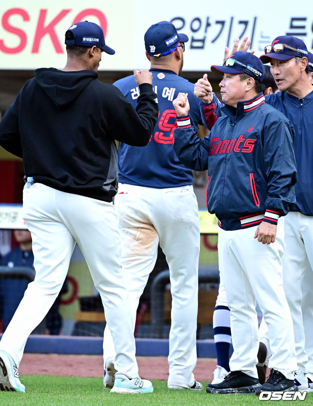 시범경기 1위를 차지한 프로야구 롯데 자이언츠가 정규 시즌 개막전을 승리로 장식하며 기분좋게 출발했다.롯데는 28일 대구삼성라이온즈파크에서 열린 삼성 라이온즈와의 원정 경기에서 6-3으로 이겼다. 롯데 김태형 감독이 로드리게스와 승리를 기뻐하고 있다. 2026.03.28 /cej@osen.co.kr
