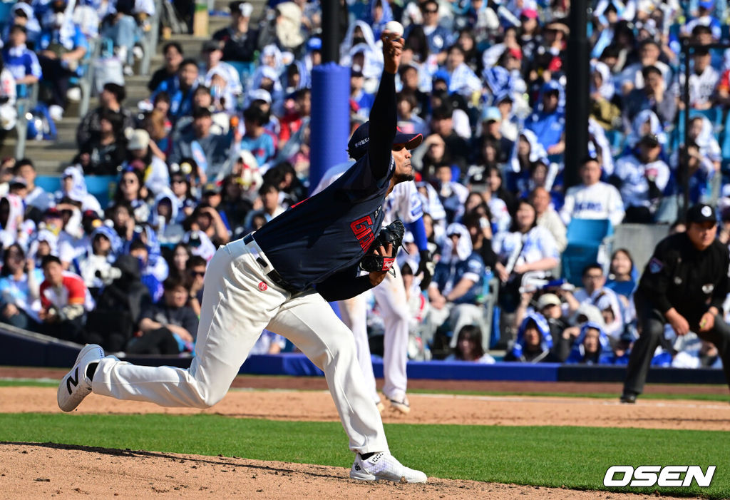 28일 대구삼성라이온즈파크에서 ‘2026 신한 SOL KBO 리그’ 삼성 라이온즈와 롯데 자이언츠의 개막전이 열렸다.개막전 선발 투수로 삼성은 후라도를 롯데는 로드리게스를 내세웠다.5회말 롯데 로드리게스가 역투하고 있다. 2026.03.28 /cej@osen.co.kr