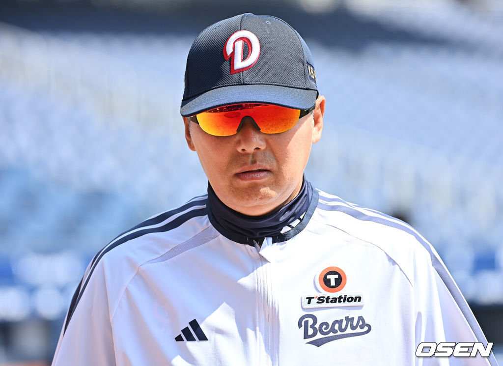 28일 창원NC파크에서 2026 신한 SOL KBO 리그 NC 다이노스와 두산 베어스의 경기가 열린다. 홈팀 NC는 구창모가, 방문팀 두산은 플렉센이 선발 출전한다. 두산 베어스 김원형 감독이 선수들의 훈련을 지켜보고 있다. 2026.03.28 / foto0307@osen.co.kr