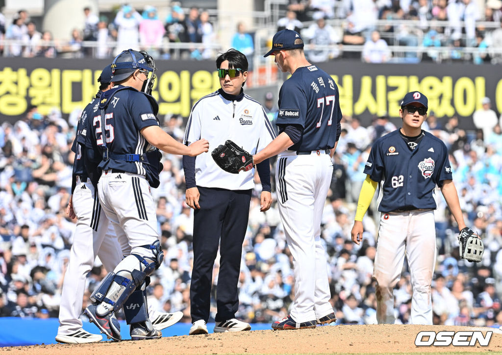28일 창원NC파크에서 2026 신한 SOL KBO 리그 NC 다이노스와 두산 베어스의 경기가 열렸다. 홈팀 NC는 구창모가, 방문팀 두산은 플렉센이 선발 출전했다. 두산 베어스 플렉센이 3회말 1사 1,2루 상황에서 정재훈 투수 코치와 얘기하고 있다. 2026.03.28 / foto0307@osen.co.kr
