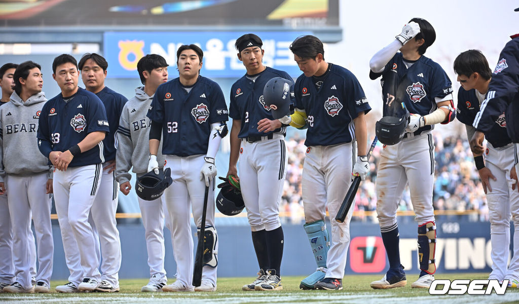 28일 창원NC파크에서 2026 신한 SOL KBO 리그 NC 다이노스와 두산 베어스의 경기가 열렸다. 홈팀 NC는 구창모가, 방문팀 두산은 플렉센이 선발 출전했다. 두산 베어스 선수들이 0-6으로 패한 후 팬들에게 인사를 하고 있다. 2026.03.28 / foto0307@osen.co.kr