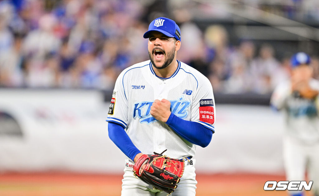 9일 오후 수원 KT위즈파크에서 ‘2025 신한 SOL BANK KBO리그’ KT 위즈와 삼성 라이온즈의 경기가 진행됐다.이날 KT는 헤이수스를 , 삼성은 가라비토를 선발투수로 내세웠다.6회초 1사 1루 삼성 구자욱을 병살아웃 시킨 KT 헤이수스 선발투수가 환호하고 있다. 2025.08.09 / soul1014@osen.co.kr