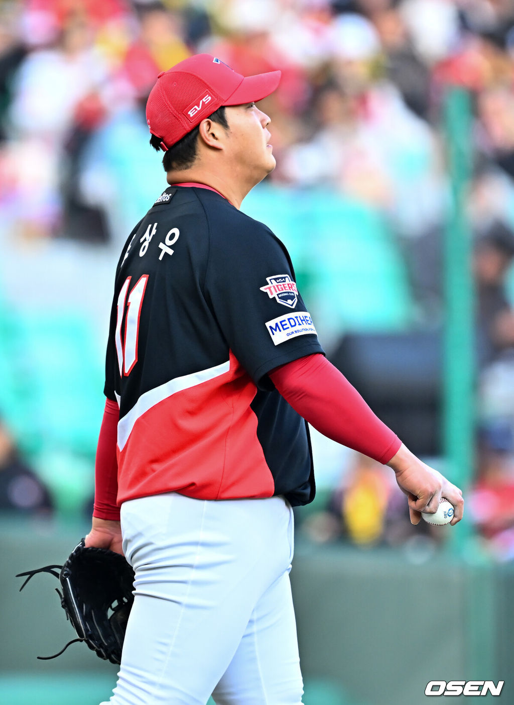 28일 인천 SSG랜더스필드에서 ‘2026 신한 SOL KBO리그’ SSG 랜더스와 KIA 타이거즈의 개막전이 열렸다.이 경기에서 SSG은 KIA에 7-6로 승리했다. 개막전부터 짜릿한 끝내기 승리를 거뒀다.9회말 1사 주자 1,2루 SSG 에레디아에게 좌익수 앞 동점 1타점 적시타를 허용한 KIA 조상우가 아쉬워하고 있다. 2026.03.28 / rumi@osen.co.kr