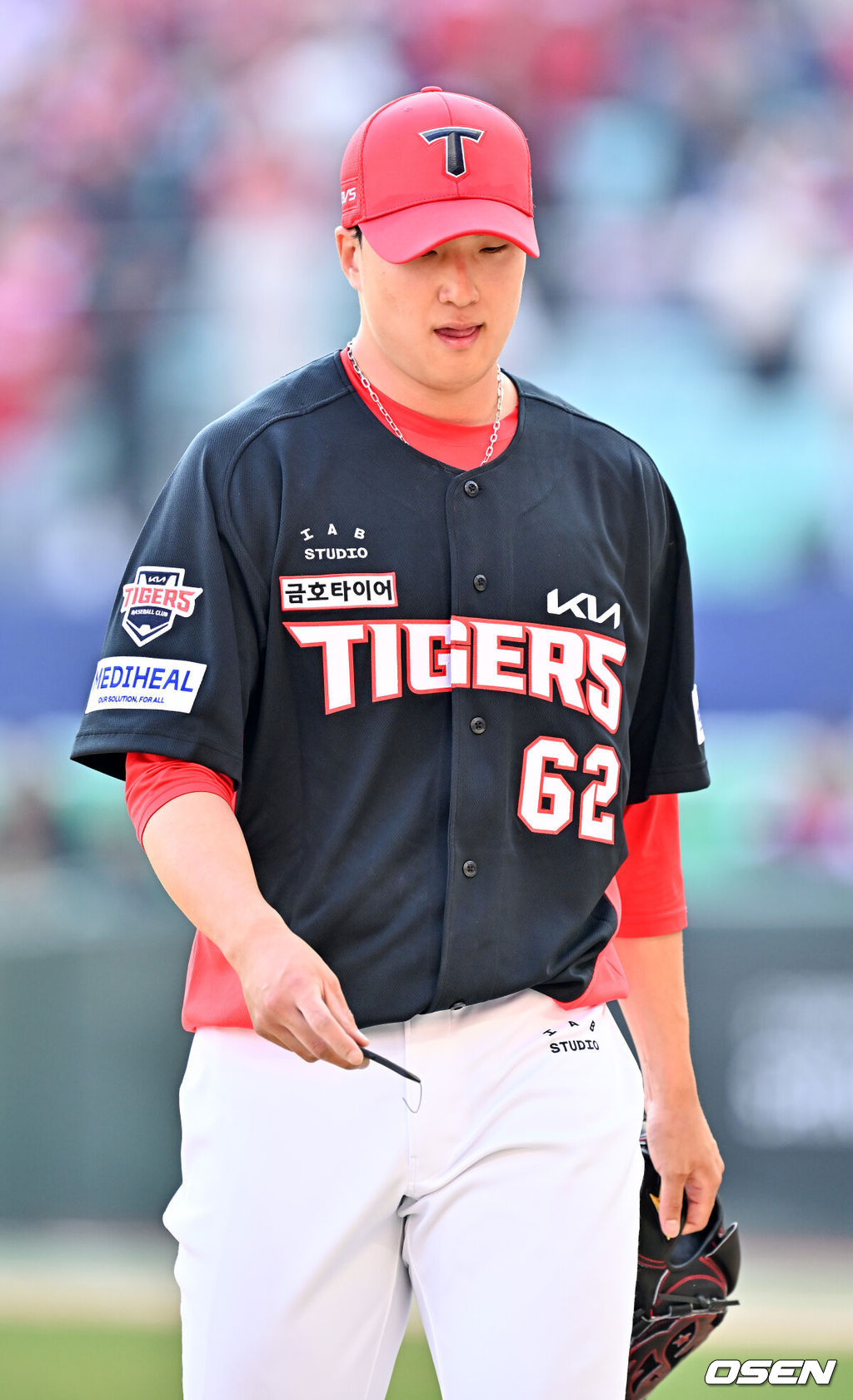 28일 인천 SSG랜더스필드에서 ‘2026 신한 SOL KBO리그’ SSG 랜더스와 KIA 타이거즈의 개막전이 열렸다.이 경기에서 SSG은 KIA에 7-6로 승리했다. 개막전부터 짜릿한 끝내기 승리를 거뒀다.9회말 1사 주자 1루 SSG 박성한 타석에서 KIA 정해영이 마운드를 내려가고 있다. 2026.03.28 / rumi@osen.co.kr