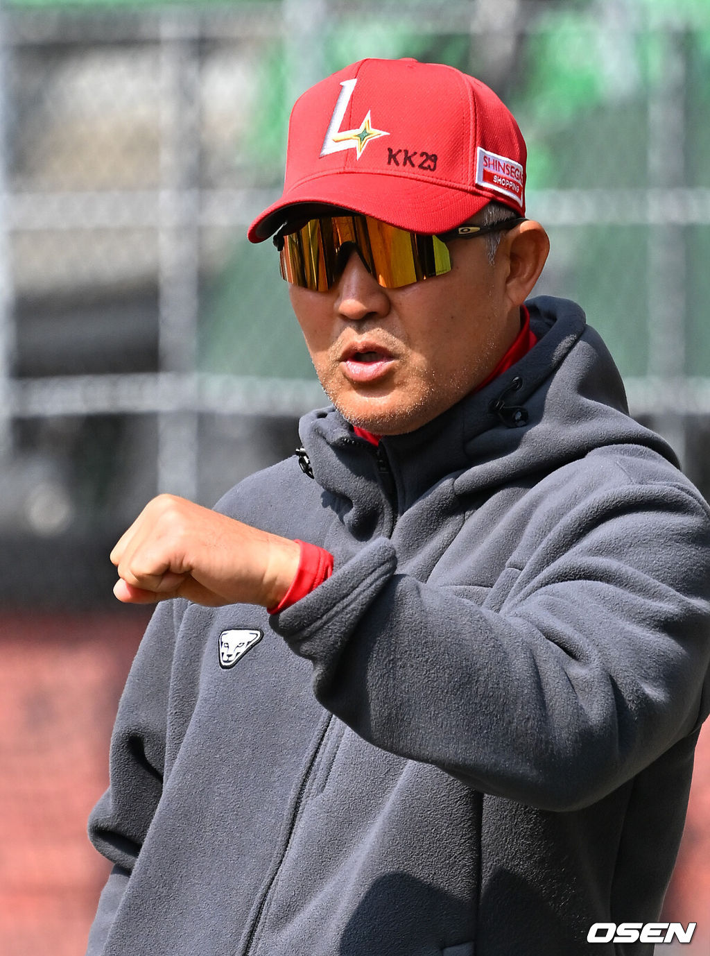 28일 인천 SSG랜더스필드에서 ‘2026 신한 SOL KBO리그’ SSG 랜더스와 KIA 타이거즈의 개막전이 열릴 예정인 가운데 경기 전 그라운드 훈련이 진행됐다.이날 경기에서 SSG은 화이트를, KIA는 네일을 선발로 내세운다.SSG 이숭용 감독이 그라운드 위에서 선수들의 훈련을 지켜보며 포즈를 취하고 있다. 2026.03.28 / rumi@osen.co.kr