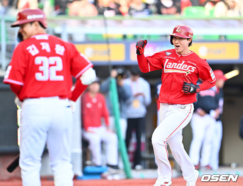 28일 인천 SSG랜더스필드에서 ‘2026 신한 SOL KBO리그’ SSG 랜더스와 KIA 타이거즈의 개막전이 열렸다.이 경기에서 SSG은 KIA에 7-6로 승리했다. 개막전부터 짜릿한 끝내기 승리를 거뒀다.9회말 1사 주자 만루 SSG 김재환 타석에서 끝내기 폭투로 박성한이 홈을 밟고 있다. 2026.03.28 / rumi@osen.co.kr