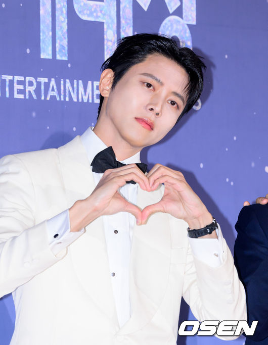 [OSEN=이대선 기자] 29일 오후 서울 마포구 MBC 미디어센터 공개홀에서 ‘2025 MBC 방송연예대상’ 레드카펫 행사가 열렸다.<br /><br />올해 MBC 방송연예대상 주인공은 유재석, 전현무, 기안84로 압축된다.<br /><br />MBC 방송연예대상은 29일 오후 8시 50분 MBC에서 생중계된다. <br /><br />주우재가 레드카펫을 밟고 있다. 2025.12.29 /sunday@osen.co.kr