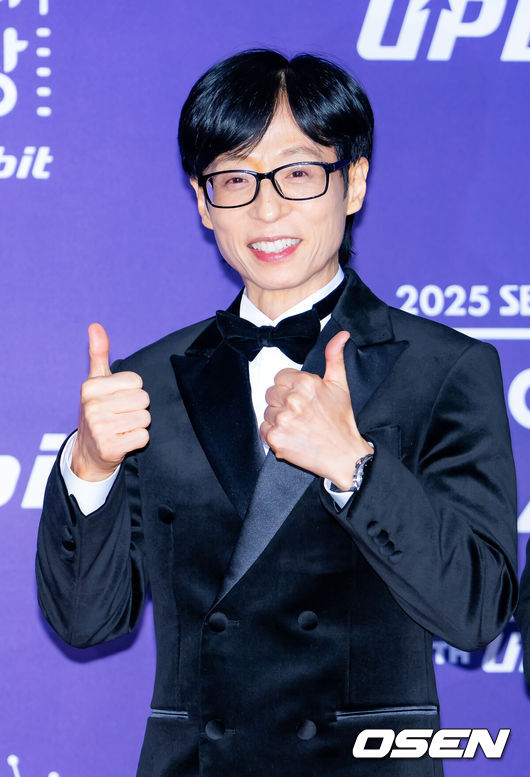 [OSEN=민경훈 기자] 30일 오후 서울 마포구 상암 SBS 프리즘타워에서 ‘2025 SBS 연예대상’ 포토월 행사가 열렸다.<br /><br />올해 대상 후보는 유재석, 전현무, 탁재훈, 신동엽, 이상민, 서장훈, 지석진이 올라 대상을 두고 치열한 경쟁을 펼친다.<br /><br />'런닝맨'의 유재석이 레드카펫을 밟으며 포즈를 취하고 있다. 2025.12.30 /rumi@osen.co.kr