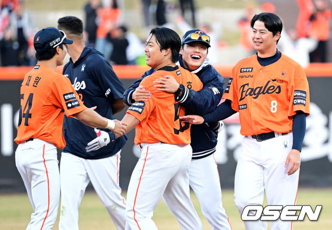 [OSEN=대전, 최규한 기자] 28일 대전 한화생명볼파크에서 ‘2026 신한 SOL KBO리그’ 개막전 한화 이글스와 키움 히어로즈의 맞대결이 열렸다.이날 경기는 연장 11회말 2사 2루에서 강백호가 끝내기 적시타를 뽑아애며 한화가 극적인 승리를 거뒀다. 연장 11회말 2사 2루 상황 한화 강백호가 끝내기 안타를 날린 뒤 동료들과 기뻐하고 있다. 2025.03.28 / dreamer@osen.co.kr