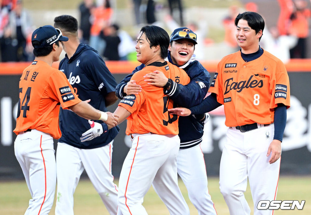 28일 대전 한화생명볼파크에서 ‘2026 신한 SOL KBO리그’ 개막전 한화 이글스와 키움 히어로즈의 맞대결이 열렸다.이날 경기는 연장 11회말 2사 2루에서 강백호가 끝내기 적시타를 뽑아애며 한화가 극적인 승리를 거뒀다. 연장 11회말 2사 2루 상황 한화 강백호가 끝내기 안타를 날린 뒤 동료들과 기뻐하고 있다. 2025.03.28 / dreamer@osen.co.kr