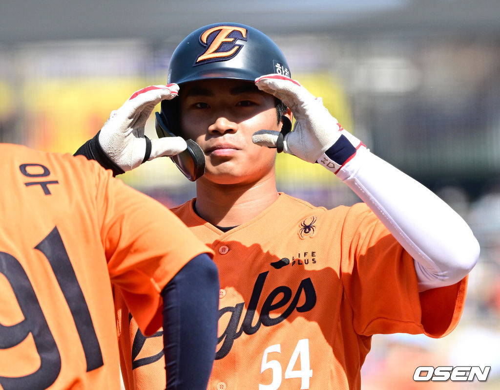 28일 대전 한화생명볼파크에서 ‘2026 신한 SOL KBO리그’ 개막전 한화 이글스와 키움 히어로즈의 맞대결이 열렸다.홈팀 한화는 윌켈 에르난데스, 방문팀 키움은 라울 알칸타라를 선발로 내세운다. 3회말 1사 주자없는 상황 한화 오재원이 안타를 날리고 1루에 안착해 기뻐하고 있다. 2025.03.28 / dreamer@osen.co.kr