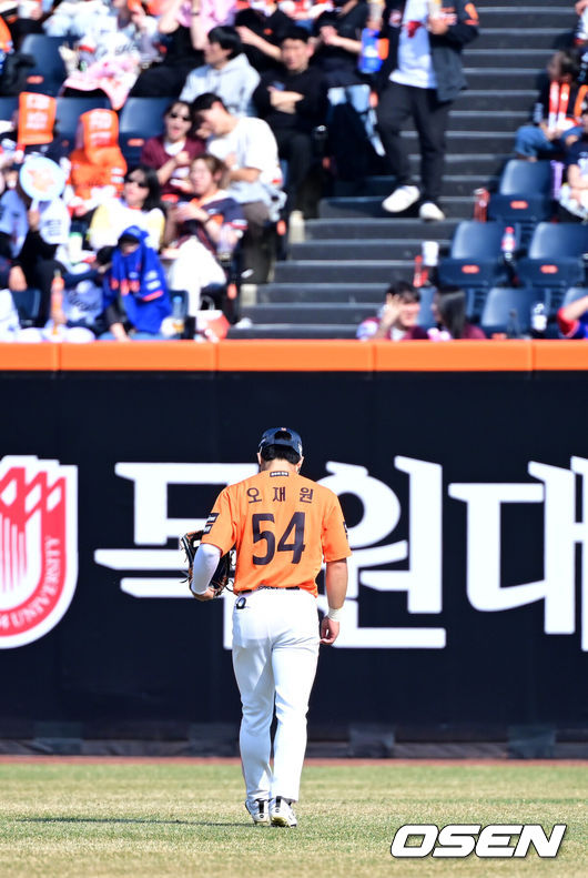 [OSEN=대전, 최규한 기자] 28일 대전 한화생명볼파크에서 ‘2026 신한 SOL KBO리그’ 개막전 한화 이글스와 키움 히어로즈의 맞대결이 열렸다.홈팀 한화는 윌켈 에르난데스, 방문팀 키움은 라울 알칸타라를 선발로 내세웠다. 5회말 2사 만루 상황 키움 브룩스의 안타 때 포구 실책을 범한 한화 중견수 오재원이 아쉬워하고 있다. 2025.03.28 / dreamer@osen.co.kr