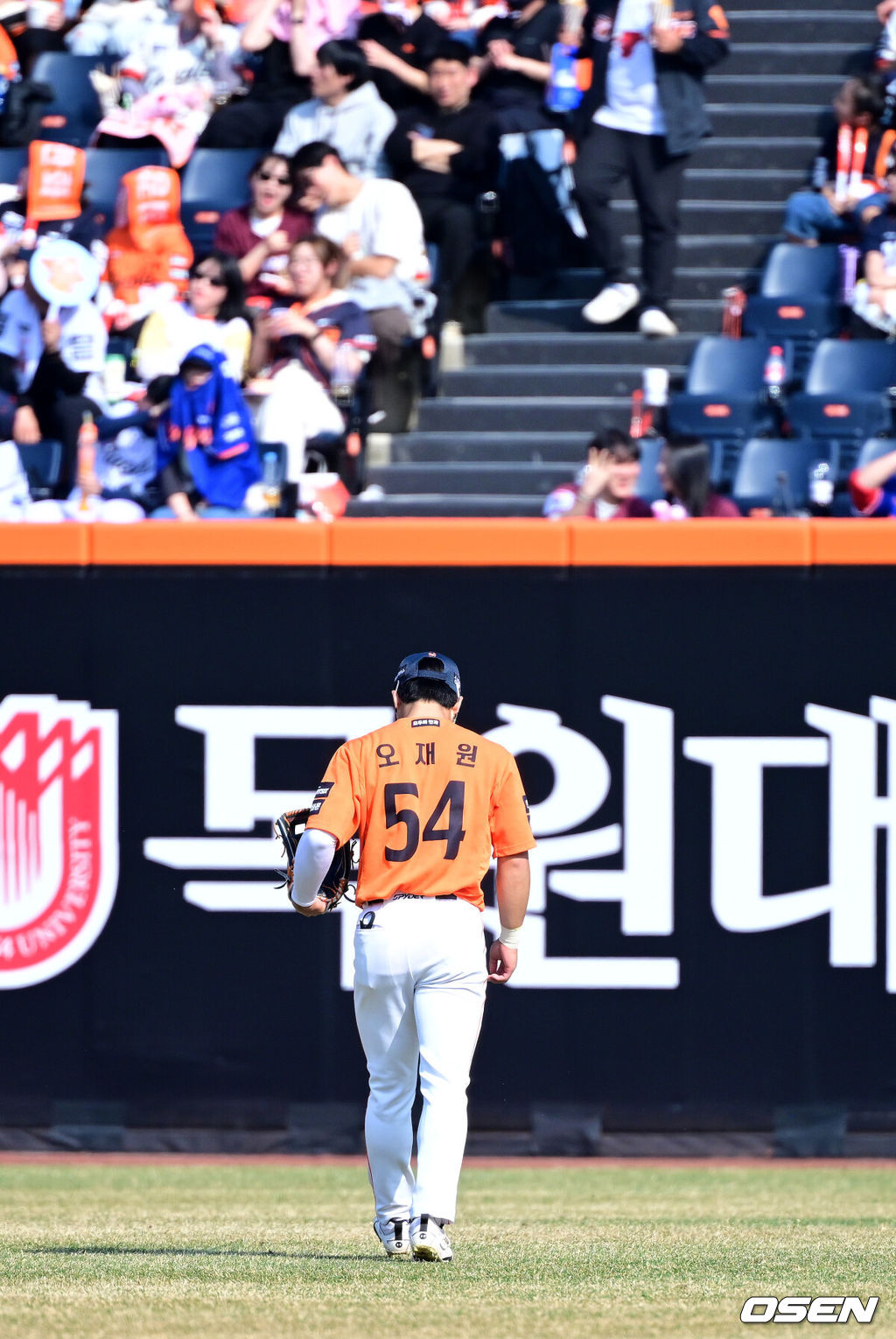 28일 대전 한화생명볼파크에서 ‘2026 신한 SOL KBO리그’ 개막전 한화 이글스와 키움 히어로즈의 맞대결이 열렸다.홈팀 한화는 윌켈 에르난데스, 방문팀 키움은 라울 알칸타라를 선발로 내세웠다. 5회말 2사 만루 상황 키움 브룩스의 안타 때 포구 실책을 범한 한화 중견수 오재원이 아쉬워하고 있다. 2025.03.28 / dreamer@osen.co.kr