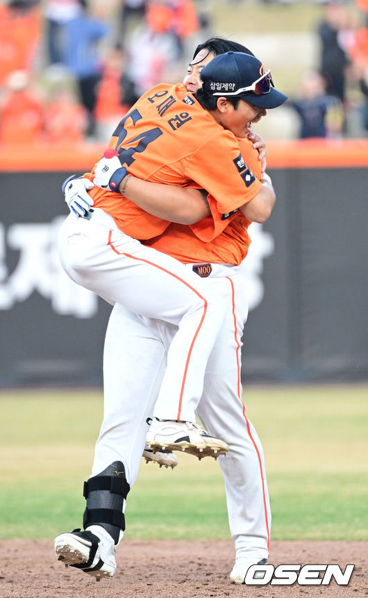 [OSEN=대전, 최규한 기자] 28일 대전 한화생명볼파크에서 ‘2026 신한 SOL KBO리그’ 개막전 한화 이글스와 키움 히어로즈의 맞대결이 열렸다.이날 경기는 연장 11회말 2사 2루에서 강백호가 끝내기 적시타를 뽑아애며 한화가 극적인 승리를 거뒀다. 연장 11회말 2사 2루 상황 한화 강백호가 끝내기 안타를 날린 뒤 오재원과 기뻐하고 있다. 2025.03.28 / dreamer@osen.co.kr