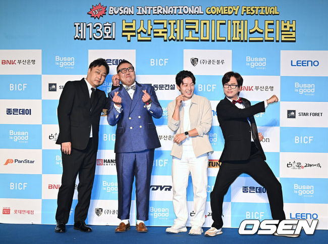 [OSEN=부산, 이석우 기자] 29일 부산  벡스코 오디토리움에서 제13회 부산국제코미디페스티벌(BICF) 개막식이 열렸다. <br /><br />대한민국 최정상급 개그맨들과 9개국 해외 코미디언, 인기 유튜브 크리에이터들까지 100여명이 넘는 코미디언들을 만나볼 수 있다.<br /><br />개벤져스(김수용, 김지호, 허경환 ,조윤호) 팀이 블루카펫 행사에서 포즈를 취하고 있다. 2025.08.29 / foto0307@osen.co.kr