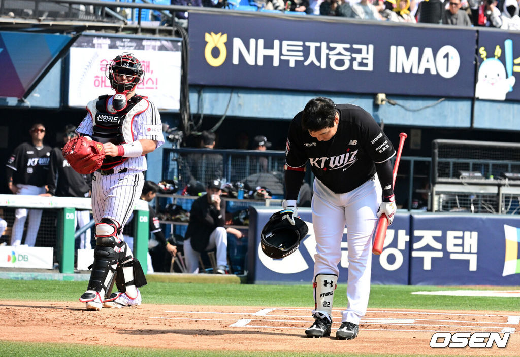 프로야구 KT 위즈가 우승팀 LG 트윈스를 꺾고 개막전 승리를 거뒀다. KT는 28일 서울 잠실구장에서 열린 2026 KBO리그 개막전 LG와 경기에서 장단 18안타를 폭발시키며 11-7로 승리했다. KT는 역대 6번째 개막전 선발 전원 안타 진기록을 세웠다.KT 신인 이강민은 3안타를 때려, 고졸 신인 개막전 최다 안타 타이 기록을 세웠다. 김현수는 개막전 통산 최다 안타 타이(20개)에 성공했다. KT 선발 맷 사우어는 5이닝 동안 5피안타(1피홈런) 5볼넷 1탈삼진 3실점으로 첫 승을 기록했다. 1회초 1사에서 KT 김현수가 타석에 들어서며 LG 팬들에게 인사를 하고 있다. 2026.03.28 / jpnews@osen.co.kr