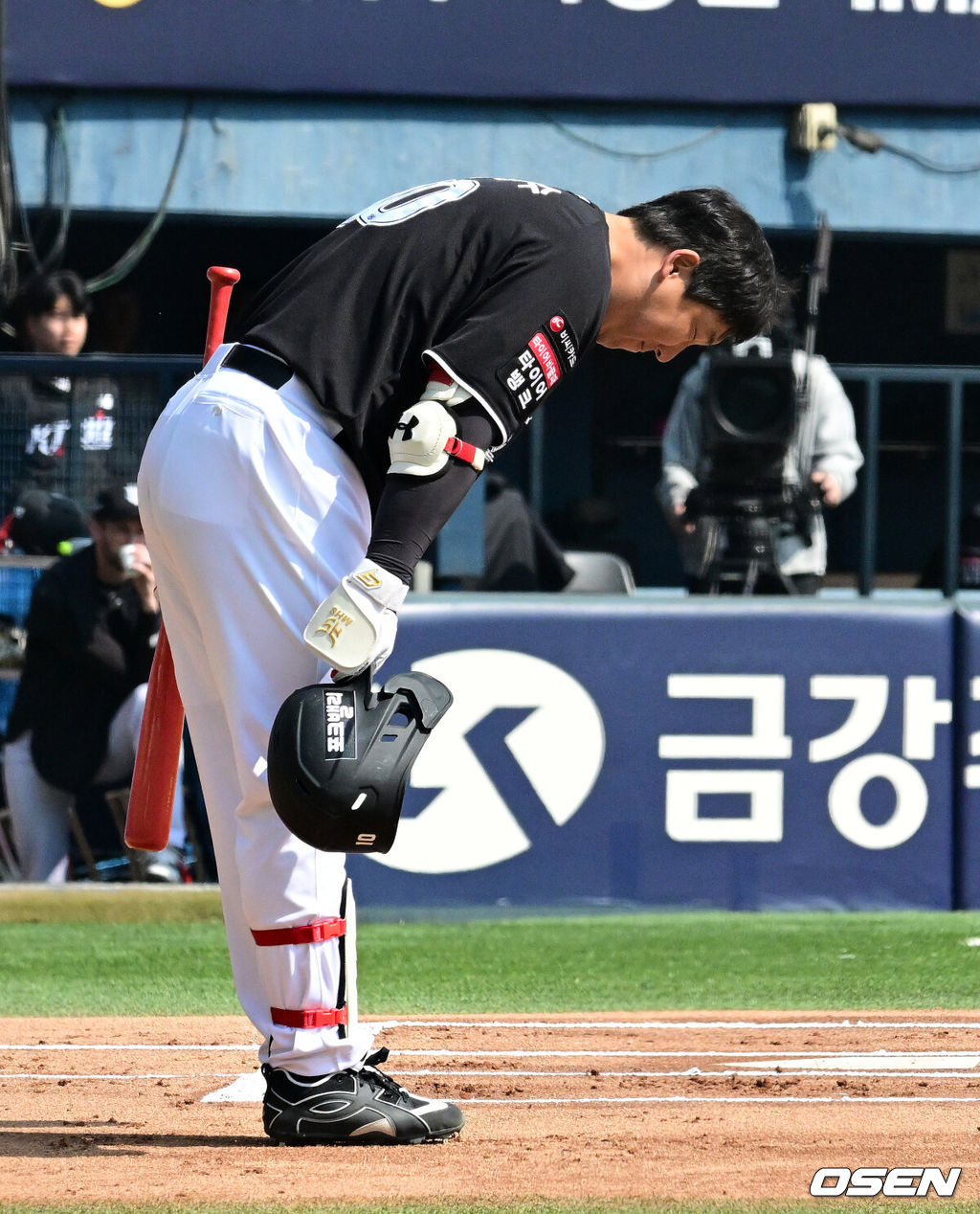 28일 서울 잠실야구장에서 2026 신한 SOL KBO리그 개막전 LG 트윈스와 KT 위즈의 경기가 열렸다. 이날 LG는 요니 치리노스, KT는 맷 사우어를 선발로 내세웠다.1회초 1사에서 KT 김현수가 LG 팬들에게 인사를 하고 있다. 2026.03.28 / jpnews@osen.co.kr