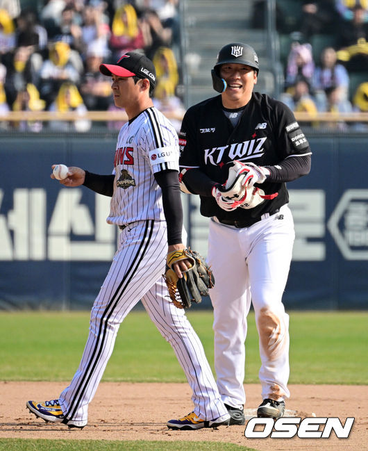 [OSEN=잠실, 지형준 기자] 28일 서울 잠실야구장에서 2026 신한 SOL KBO리그 개막전 LG 트윈스와 KT 위즈의 경기가 열렸다. 이날 LG는 요니 치리노스, KT는 맷 사우어를 선발로 내세웠다.7회초 1사 2루에서 KT 김현수가 1타점 적시타를 날리며 기뻐하고 있다. 2026.03.28&nbsp;/ jpnews@osen.co.kr