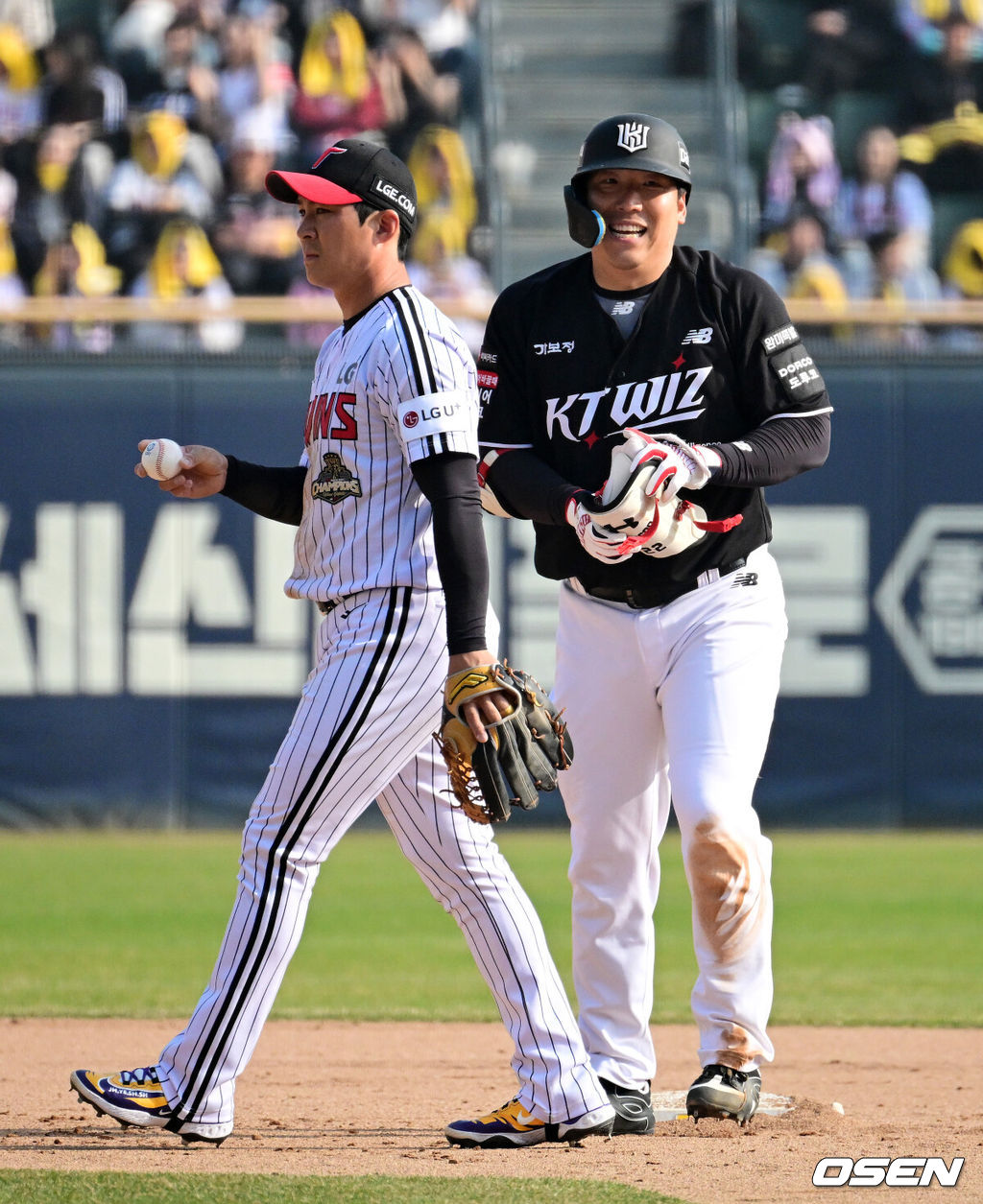 28일 서울 잠실야구장에서 2026 신한 SOL KBO리그 개막전 LG 트윈스와 KT 위즈의 경기가 열렸다. 이날 LG는 요니 치리노스, KT는 맷 사우어를 선발로 내세웠다.7회초 1사 2루에서 KT 김현수가 1타점 적시타를 날리며 기뻐하고 있다. 2026.03.28 / jpnews@osen.co.kr