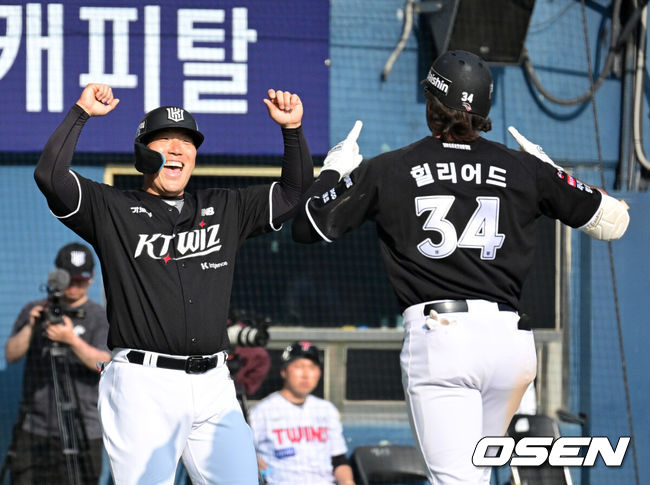 [OSEN=잠실, 지형준 기자] 28일 서울 잠실야구장에서 2026 신한 SOL KBO리그 개막전 LG 트윈스와 KT 위즈의 경기가 열렸다. 이날 LG는 요니 치리노스, KT는 맷 사우어를 선발로 내세웠다.7회초 2사 2루에서 KT 힐리어드가 투런포를 날리며 김현수와 기뻐하고 있다. 2026.03.28&nbsp;/ jpnews@osen.co.kr