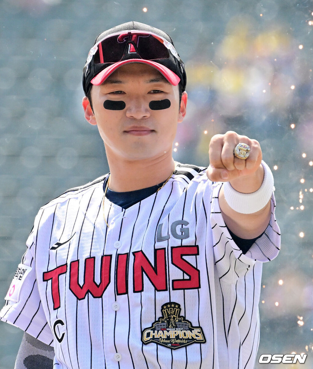 28일 서울 잠실야구장에서 2026 신한 SOL KBO리그 개막전 LG 트윈스와 KT 위즈의 경기가 열렸다. 이날 LG는 요니 치리노스, KT는 맷 사우어를 선발로 내세웠다.LG 박해민이 김인석 대표이사에게 통합우승 반지를 전달받고 있다. 2026.03.28 / jpnews@osen.co.kr
