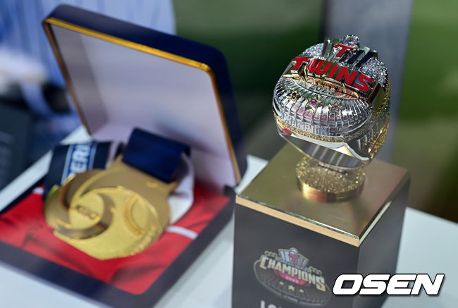 [OSEN=지형준 기자]] 23일 오후 서울 잠실야구장에서 ‘2024 신한 SOL Bank KBO리그’ LG 트윈스와 한화 이글스의 공식 개막전 경기가 열렸다. LG 우승 메달과 반지가 전시돼 있다. 2024.03.23 /jpnews@osen.co.kr