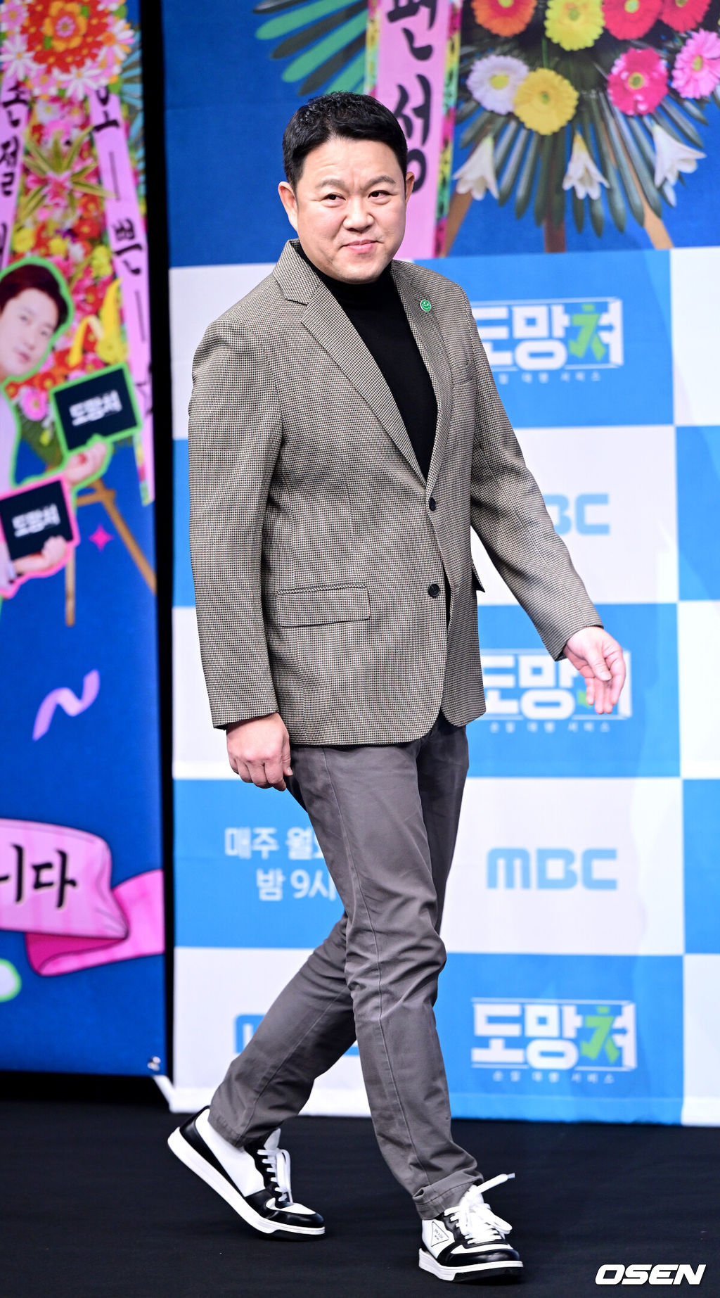 22일 오후 서울 상암 MBC에서 새 예능프로그램 ‘도망쳐: 손절 대행 서비스’ 제작발표회가 열렸다.<br /><br />새 예능 ‘도망쳐’는 다양한 인간관계 속 몹쓸 인연으로부터 도망치고 싶어도 도망치지 못한 이들을 위해 대신 관계를 정리해 주는 토크쇼다.<br /><br />방송인 김구라가 포토타임을 하고 있다. 2024.01.22 / dreamer@osen.co.kr<br />