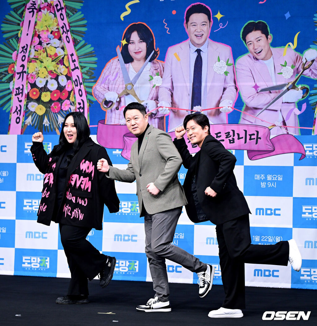 22일 오후 서울 상암 MBC에서 새 예능프로그램 ‘도망쳐: 손절 대행 서비스’ 제작발표회가 열렸다.<br /><br />새 예능 ‘도망쳐’는 다양한 인간관계 속 몹쓸 인연으로부터 도망치고 싶어도 도망치지 못한 이들을 위해 대신 관계를 정리해 주는 토크쇼다.<br /><br />방송인 풍자, 김구라, 김대호 아나운서(왼쪽부터)가 포토타임을 하고 있다. 2024.01.22 / dreamer@osen.co.kr<br />