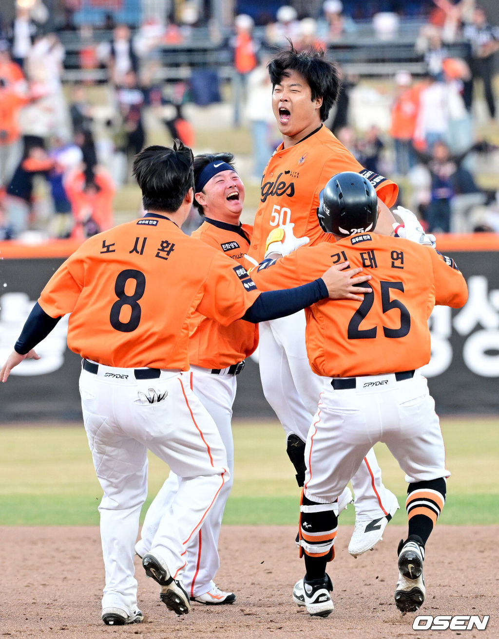 28일 대전 한화생명볼파크에서 ‘2026 신한 SOL KBO리그’ 개막전 한화 이글스와 키움 히어로즈의 맞대결이 열렸다.이날 경기는 연장 11회말 2사 2루에서 강백호가 끝내기 적시타를 뽑아애며 한화가 극적인 승리를 거뒀다. 연장 11회말 2사 2루 상황 한화 강백호가 끝내기 안타를 날린 뒤 동료들의 물세례를 받고 있다. 2025.03.28 / dreamer@osen.co.kr