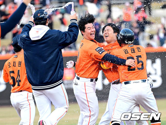 [OSEN=대전, 최규한 기자] 28일 대전 한화생명볼파크에서 ‘2026 신한 SOL KBO리그’ 개막전 한화 이글스와 키움 히어로즈의 맞대결이 열렸다.이날 경기는 연장 11회말 2사 2루에서 강백호가 끝내기 적시타를 뽑아애며 한화가 극적인 승리를 거뒀다. 연장 11회말 2사 2루 상황 한화 강백호가 끝내기 안타를 날린 뒤 노시환을 비롯한 동료들과 기뻐하고 있다. 2025.03.28 / dreamer@osen.co.kr