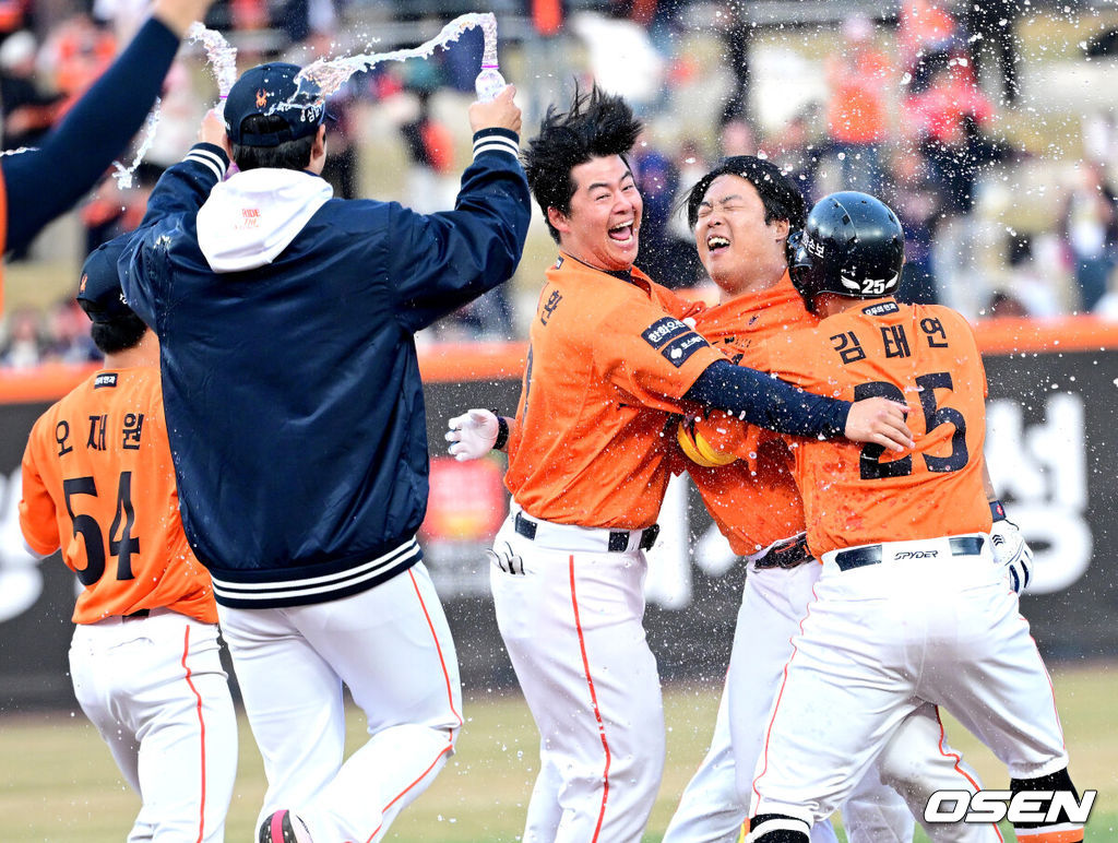 28일 대전 한화생명볼파크에서 ‘2026 신한 SOL KBO리그’ 개막전 한화 이글스와 키움 히어로즈의 맞대결이 열렸다.이날 경기는 연장 11회말 2사 2루에서 강백호가 끝내기 적시타를 뽑아애며 한화가 극적인 승리를 거뒀다. 연장 11회말 2사 2루 상황 한화 강백호가 끝내기 안타를 날린 뒤 노시환을 비롯한 동료들과 기뻐하고 있다. 2025.03.28 / dreamer@osen.co.kr