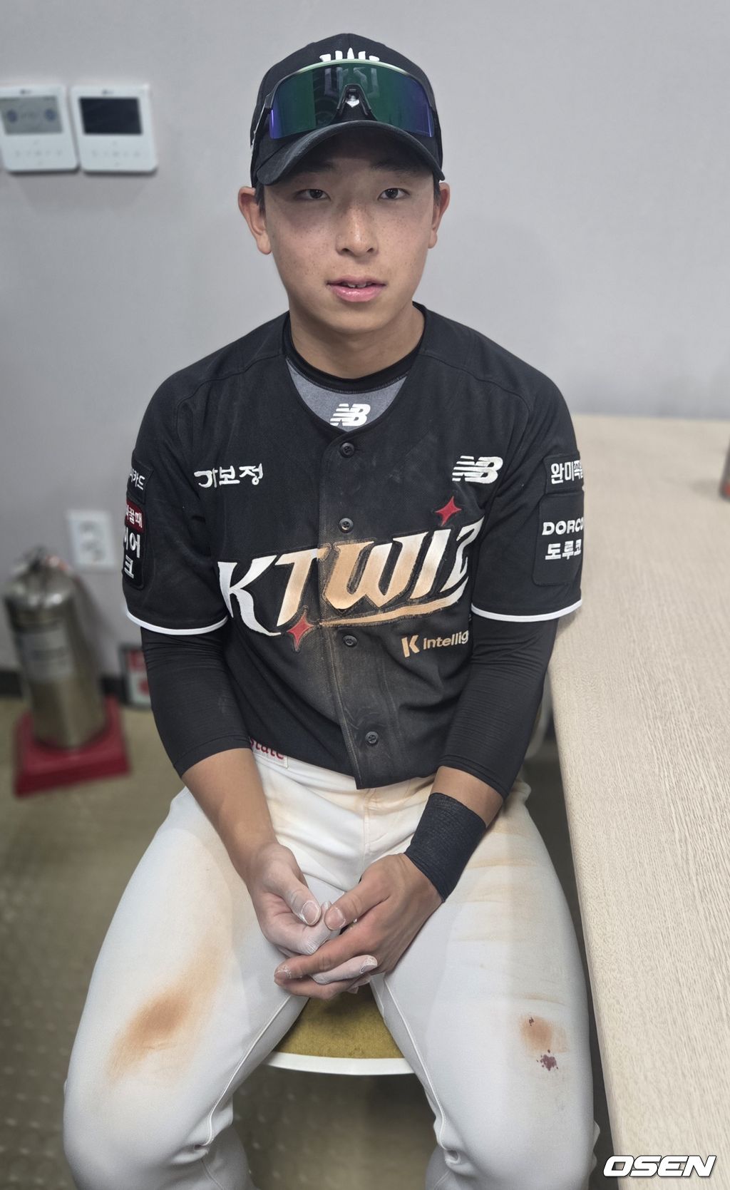 KT 위즈 신인 이강민이 28일 잠실구장에서 열린 LG 트윈스와 개막전에서 3안타를 기록했다. 30년 만에 나온 KBO 역대 2번째 고졸 신인 3안타 기록이다. 경기 후 이강민이 취재진과 인터뷰를 하고 있다. /orange@osen.co.kr