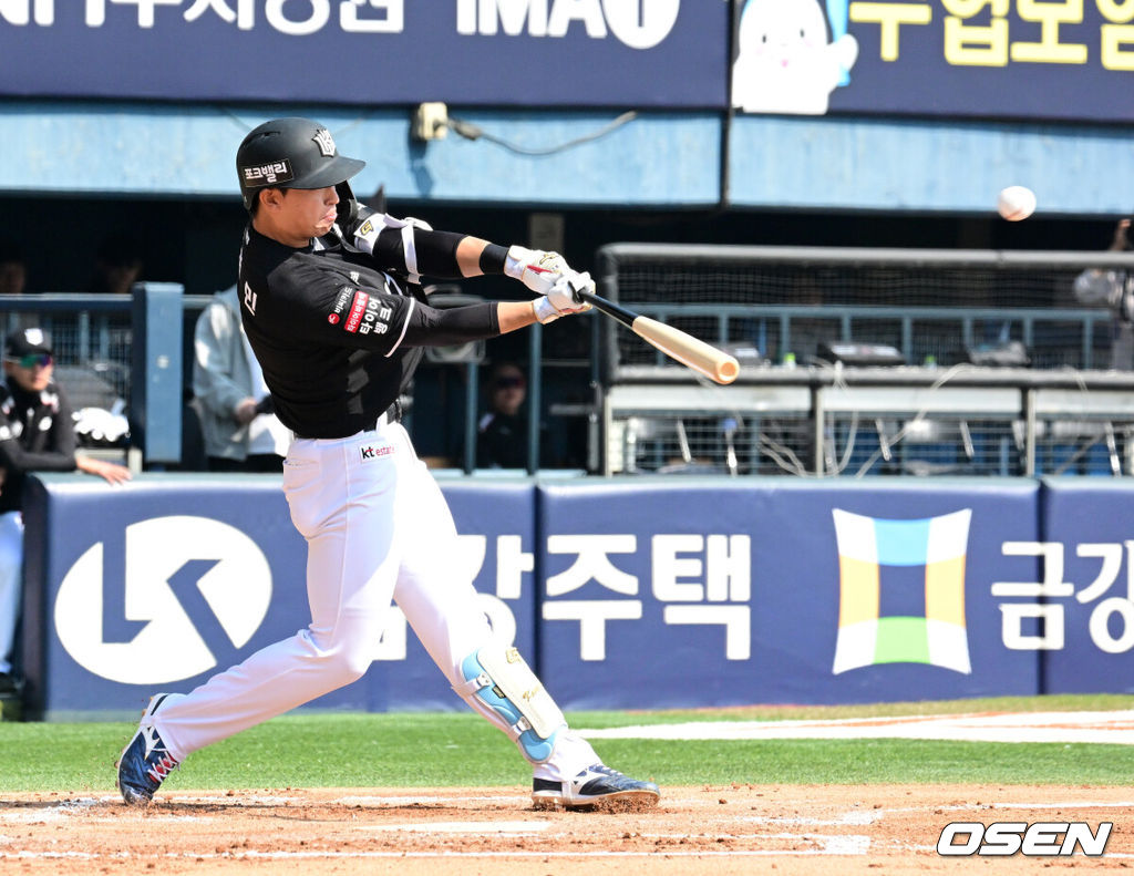 28일 서울 잠실야구장에서 2026 신한 SOL KBO리그 개막전 LG 트윈스와 KT 위즈의 경기가 열렸다. 이날 LG는 요니 치리노스, KT는 맷 사우어를 선발로 내세웠다. 1회초 2사 1,2루에서 KT 이강민이 2타점 적시 2루타를 날리고 있다. 2026.03.28 / jpnews@osen.co.kr
