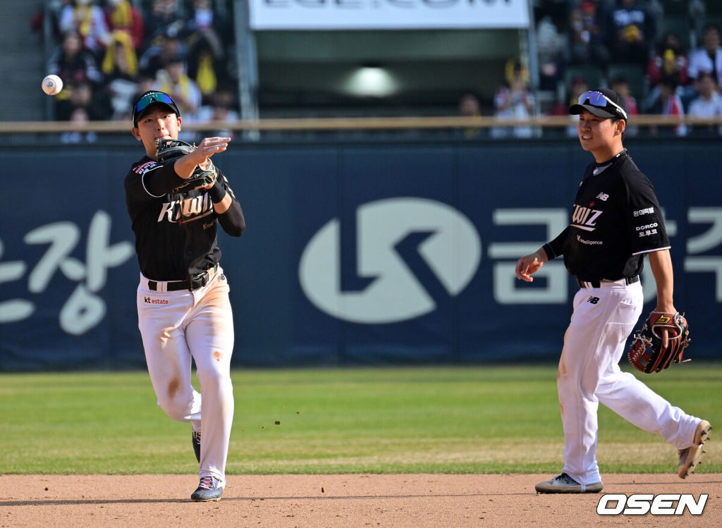 프로야구 KT 위즈가 우승팀 LG 트윈스를 꺾고 개막전 승리를 거뒀다. KT는 28일 서울 잠실구장에서 열린 2026 KBO리그 개막전 LG와 경기에서 장단 18안타를 폭발시키며 11-7로 승리했다. KT는 역대 6번째 개막전 선발 전원 안타 진기록을 세웠다. KT 신인 이강민은 3안타를 때려, 고졸 신인 개막전 최다 안타 타이 기록을 세웠다. 7회말 1사에서 KT 이강민이 LG 신민재의 유격수 땅볼 타구를 처리하고 있다. 2026.03.28 / jpnews@osen.co.kr