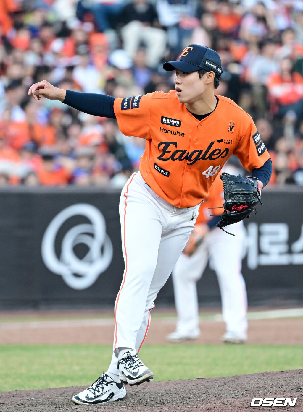 28일 대전 한화생명볼파크에서 ‘2026 신한 SOL KBO리그’ 개막전 한화 이글스와 키움 히어로즈의 맞대결이 열렸다.홈팀 한화는 윌켈 에르난데스, 방문팀 키움은 라울 알칸타라를 선발로 내세웠다. 연장 11회초 2사 1, 2루 상황 한화 원종혁이 힘차게 공을 뿌리고 있다. 2025.03.28 / dreamer@osen.co.kr