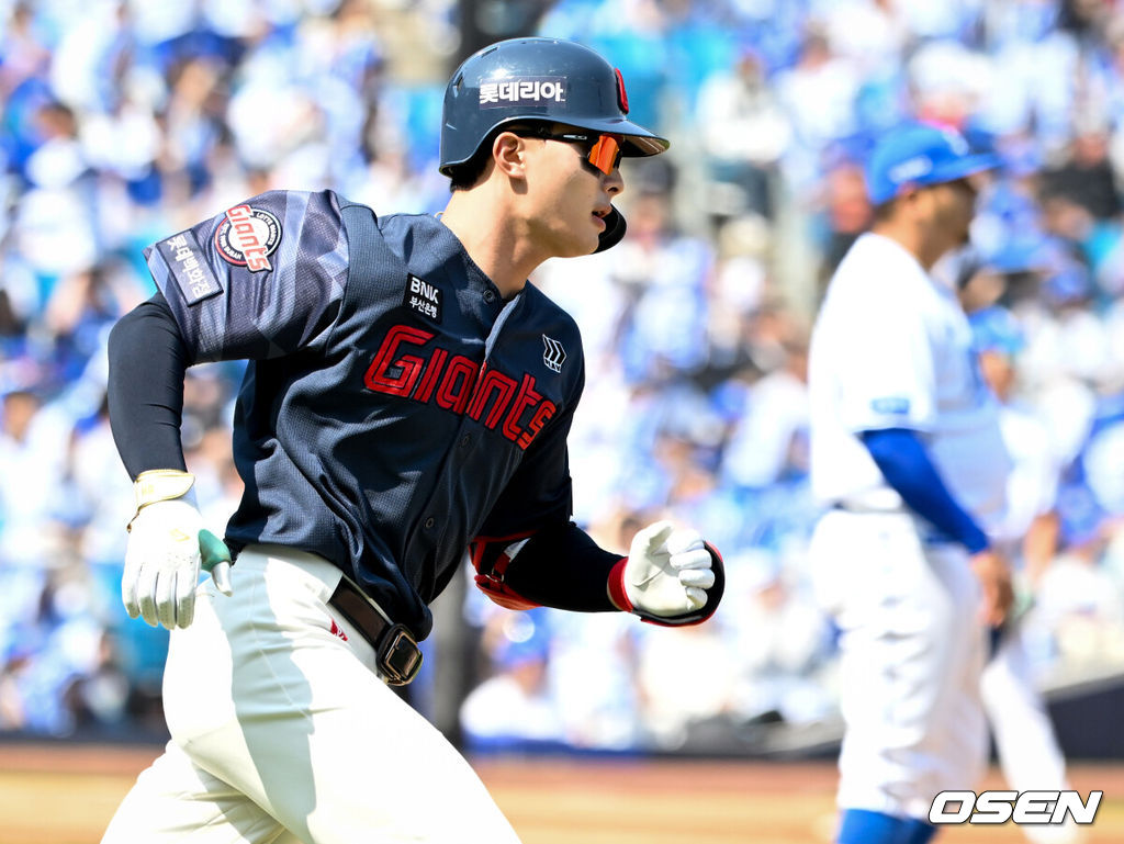 28일 대구삼성라이온즈파크에서 ‘2026 신한 SOL KBO 리그’ 삼성 라이온즈와 롯데 자이언츠의 개막전이 열렸다.개막전 선발 투수로 삼성은 후라도를 롯데는 로드리게스를 내세웠다.1회초 1사 1루에서 롯데 윤동희가 우월로 선제 투런 홈런을 날린 뒤 베이스를 돌고 있다. KBO 2026 시즌 첫 홈런. 2026.03.28 /cej@osen.co.kr
