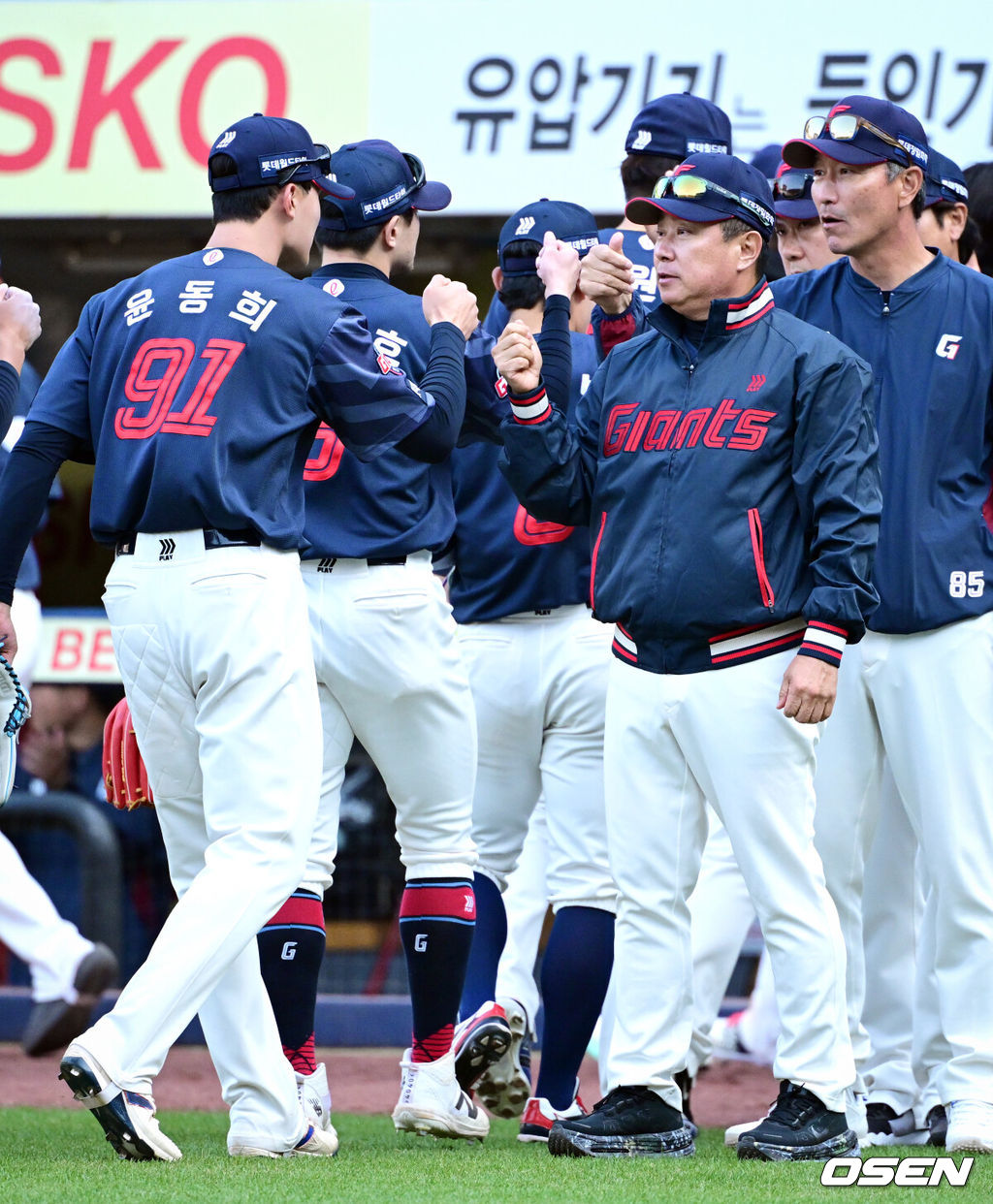 시범경기 1위를 차지한 프로야구 롯데 자이언츠가 정규 시즌 개막전을 승리로 장식하며 기분좋게 출발했다.롯데는 28일 대구삼성라이온즈파크에서 열린 삼성 라이온즈와의 원정 경기에서 6-3으로 이겼다. 롯데 김태형 감독이 윤동희와 승리를 기뻐하고 있다. 2026.03.28 /cej@osen.co.kr