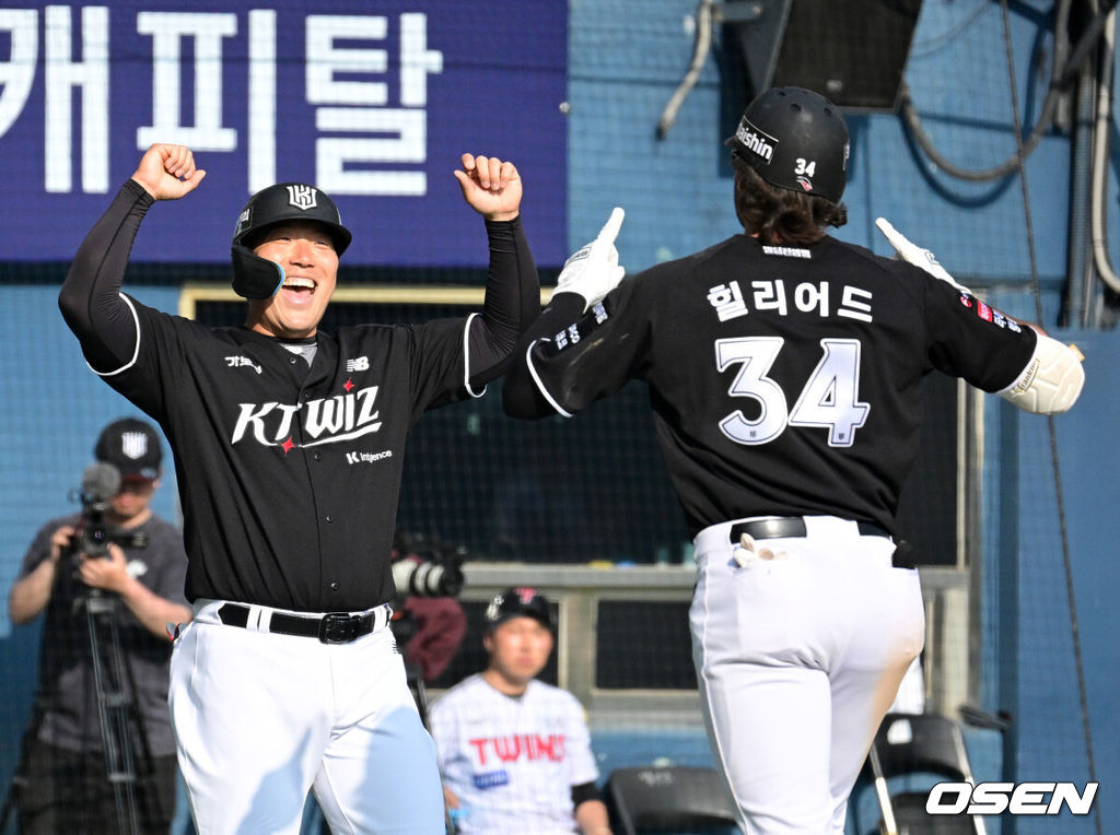 28일 서울 잠실야구장에서 2026 신한 SOL KBO리그 개막전 LG 트윈스와 KT 위즈의 경기가 열렸다. 이날 LG는 요니 치리노스, KT는 맷 사우어를 선발로 내세웠다.7회초 2사 2루에서 KT 힐리어드가 투런포를 날리며 김현수와 기뻐하고 있다. 2026.03.28 / jpnews@osen.co.kr