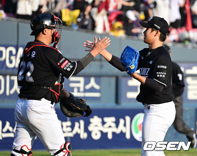 [OSEN=잠실, 지형준 기자] 프로야구 KT 위즈가 우승팀&nbsp;LG 트윈스를 꺾고 개막전 승리를 거뒀다.&nbsp;KT는&nbsp;28일 서울 잠실구장에서 열린 2026 KBO리그 개막전 LG와 경기에서 장단 18안타를 폭발시키며 11-7로 승리했다.&nbsp;KT는 역대 6번째 개막전 선발 전원 안타 진기록을 세웠다.KT 신인 이강민은 3안타를 때려, 고졸 신인 개막전 최다 안타 타이 기록을 세웠다.&nbsp;김현수는&nbsp;개막전 통산 최다 안타 타이(20개)에 성공했다.&nbsp;KT 선발 맷 사우어는 5이닝 동안 5피안타(1피홈런)&nbsp;5볼넷 1탈삼진 3실점으로 첫 승을 기록했다.&nbsp;경기를 마치고 KT 장성우, 박영현이 승리를 기뻐하고 있다. 2026.03.28&nbsp;/ jpnews@osen.co.kr